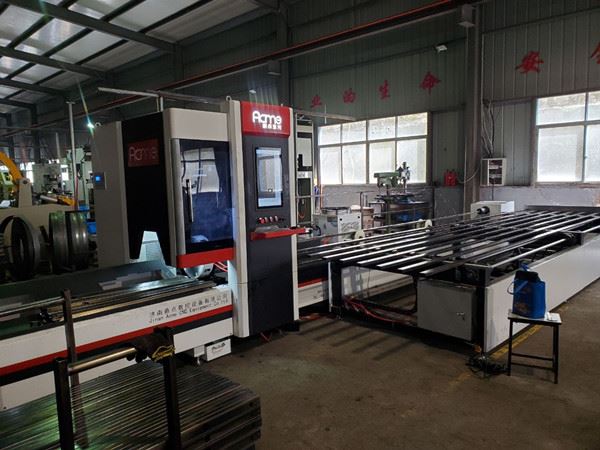 Metal tube laser cutting machine with automatic loading system 1 Metal tube laser cutting machine with automatic loading system 1